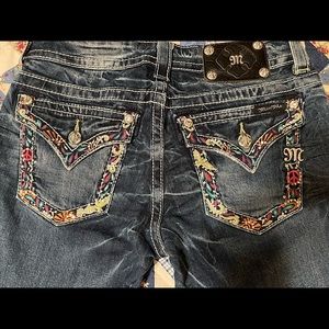 ✌🏼Miss Me Cuffed Capris. Size 27